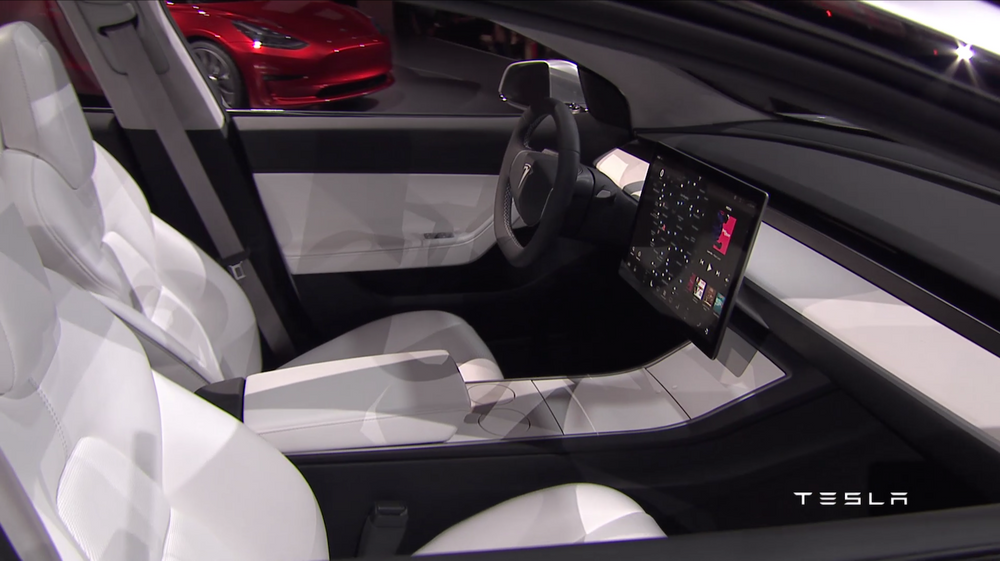 Tesla Model 3 има само един дисплей и той не е пред водача